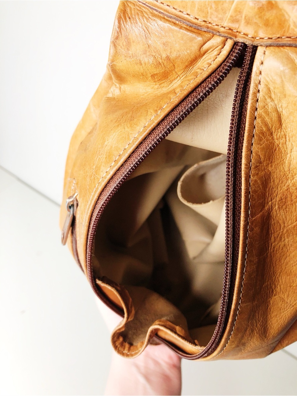Vintage Distressed Leather Sling Bag Backpack Purse Tan Cognac Boho - Picture 8 of 9